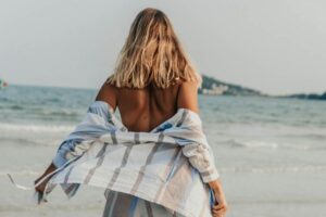 È giusto pensare di poter stare in topless in spiaggia