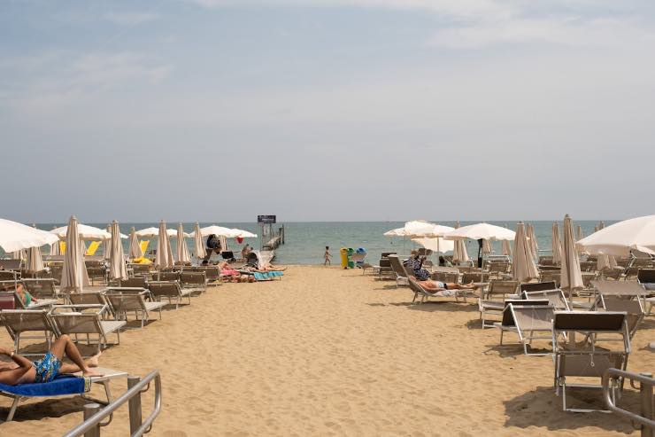 scattano scioperi spiaggia stabilimenti chiusi