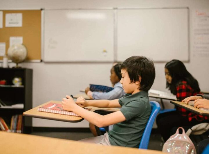 Bambino che usa il cellulare in classe