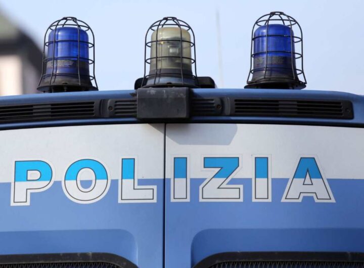 Retro di una camionetta della polizia