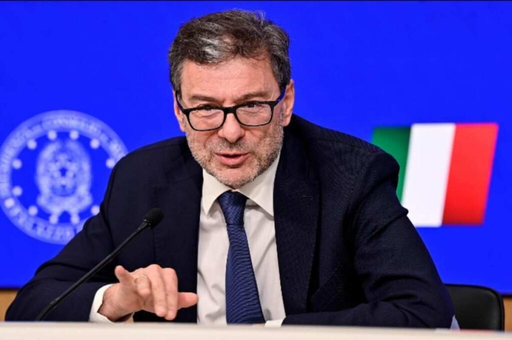 Il ministro Giorgetti in conferenza stampa