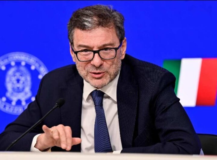 Il ministro Giorgetti in conferenza stampa