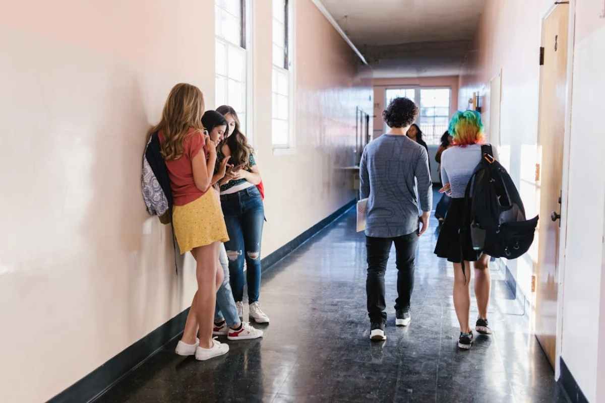 Ragazzi nel corridoio di una scuola