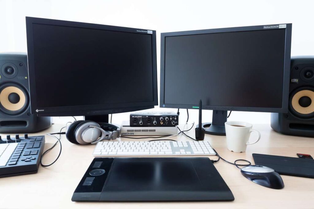 Monitor di un computer in postazione lavoro