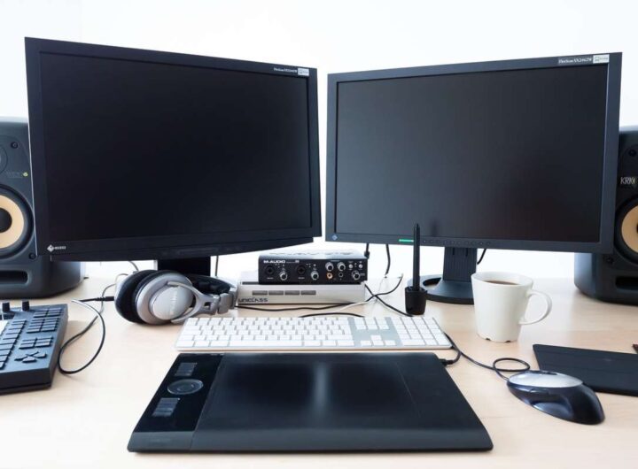 Monitor di un computer in postazione lavoro