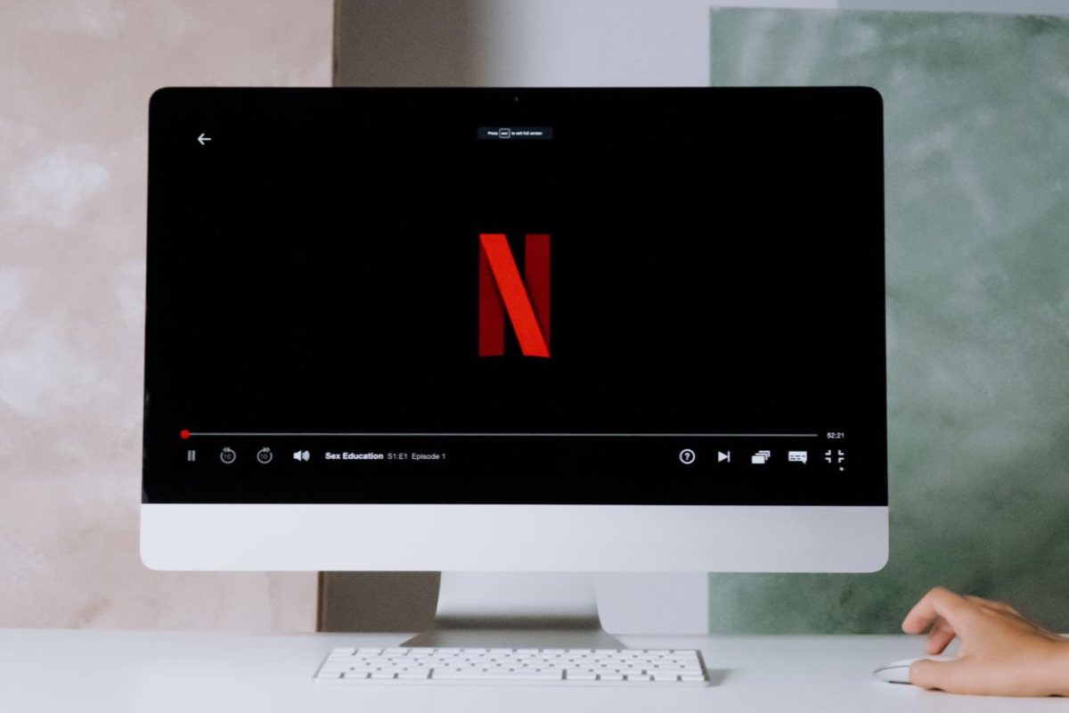 monitor con sullo schermo Netflix