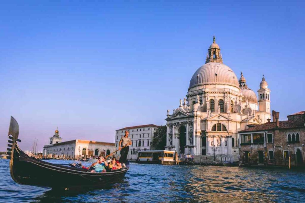 Gondola con sfondo di Venezia