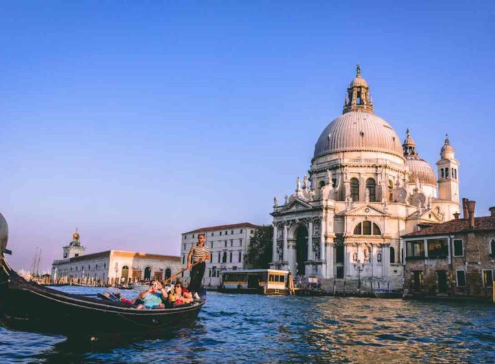 Gondola con sfondo di Venezia