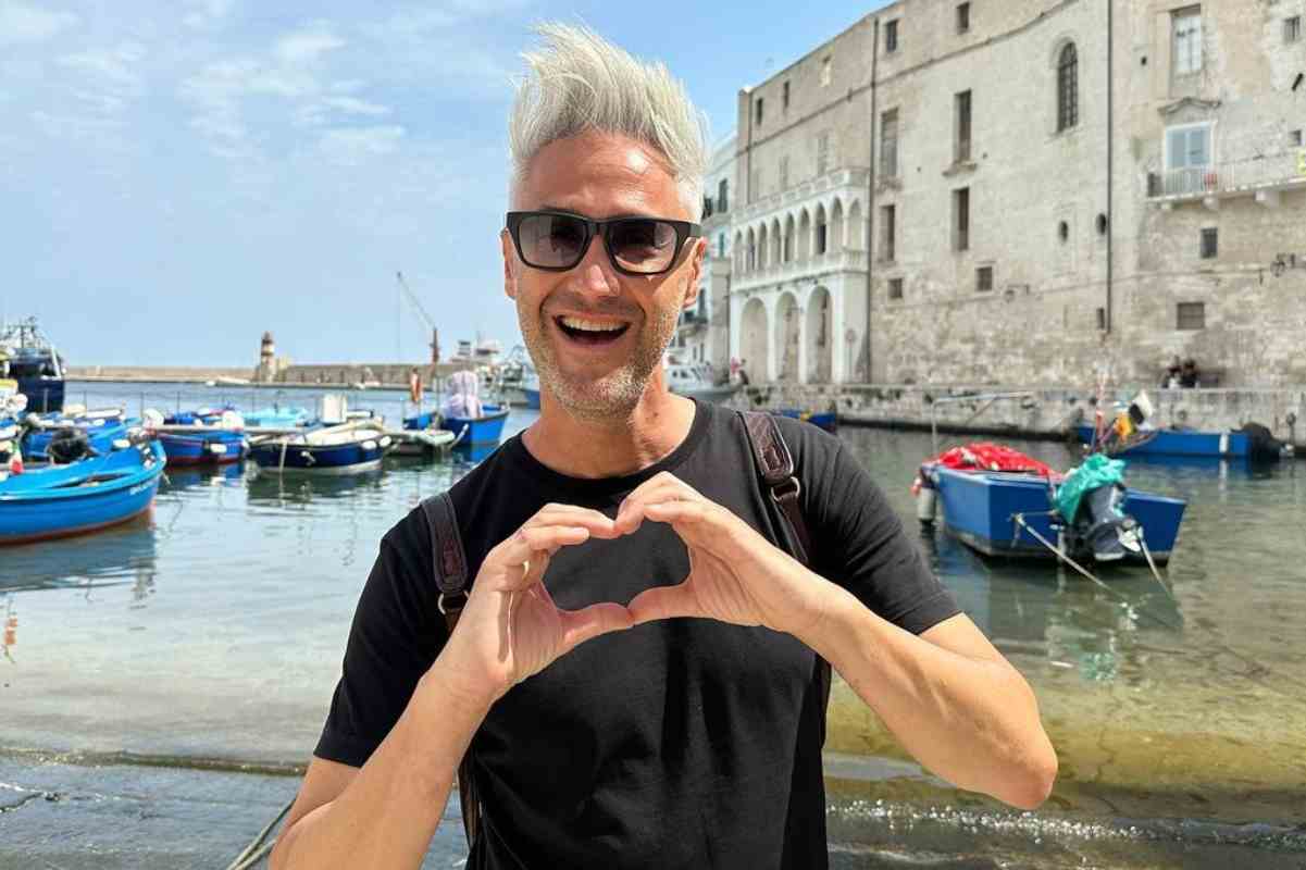 Il professor Vincenzo Schettini con sfondo spiaggia