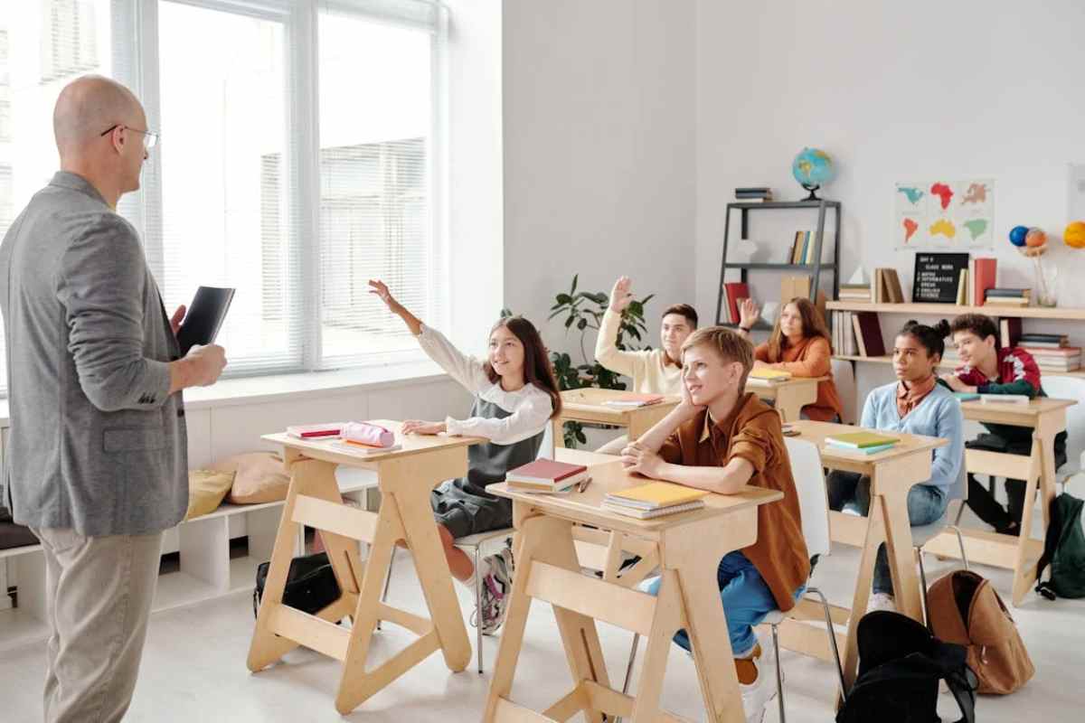 bambini in classe con il maestro