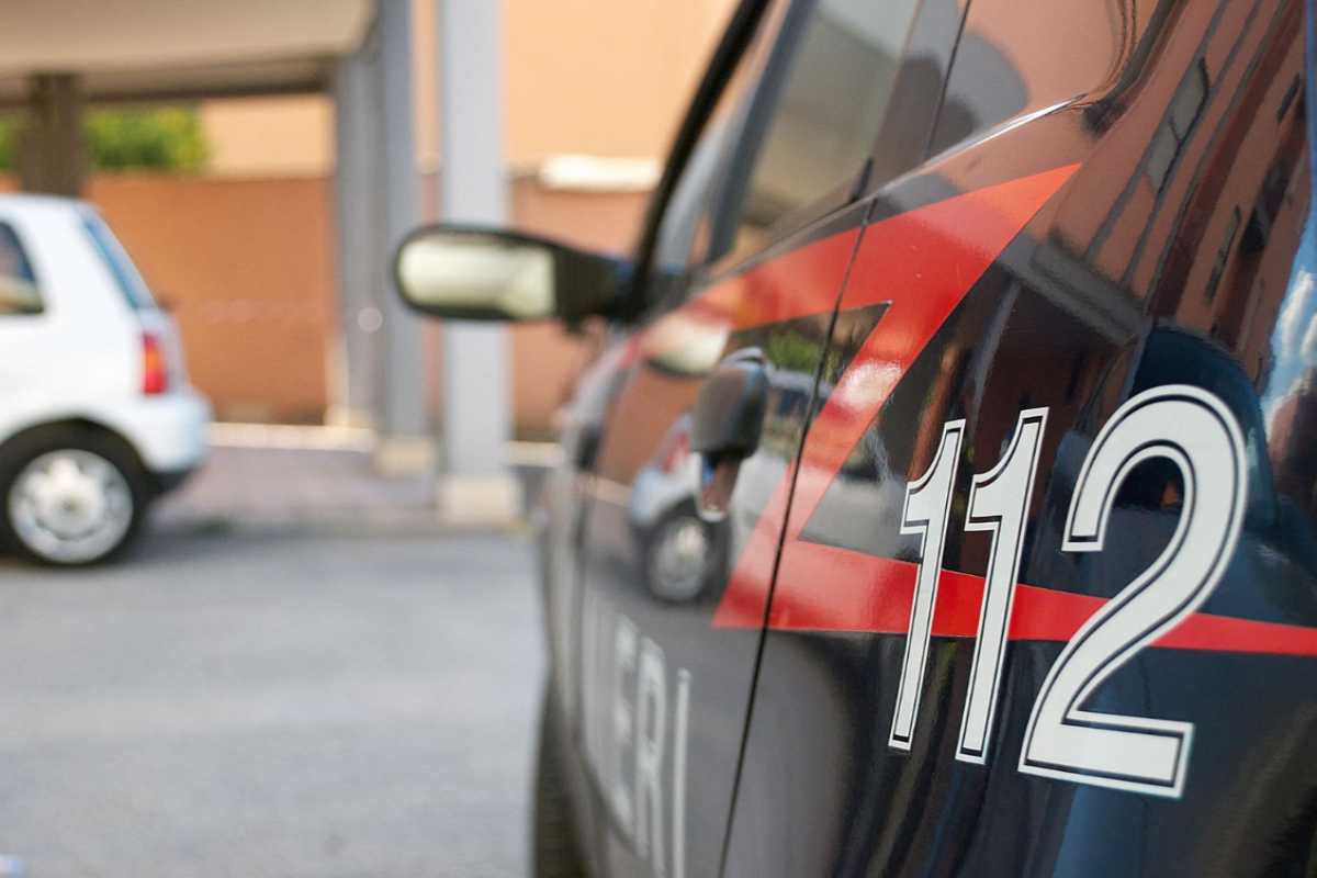 auto dei carabinieri in sosta