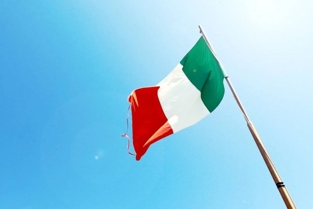 bandiera dell'italia che sventola