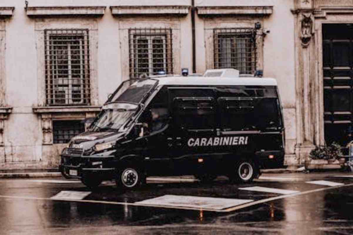 camionetta dei Carabinieri