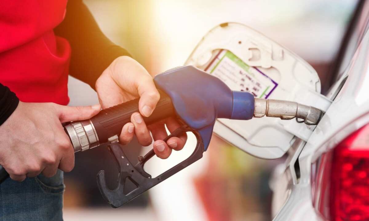 benzinaio che mette carburante in auto