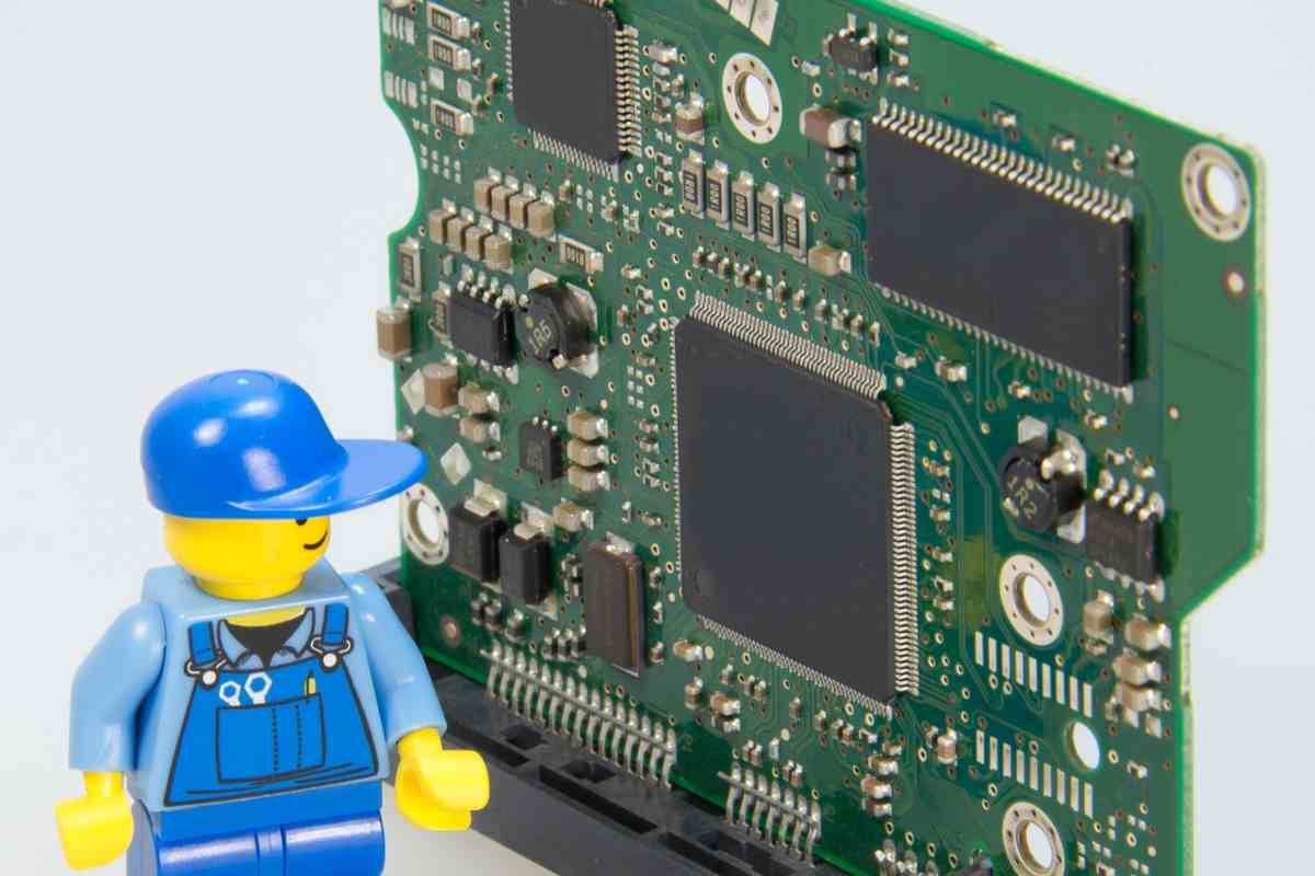 chip informatico con omino Lego