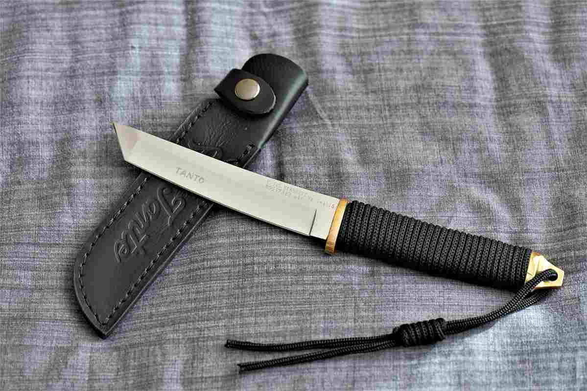 coltello a serramanico con custodia