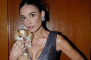 l'attrice demi moore con un cagnolino in mano