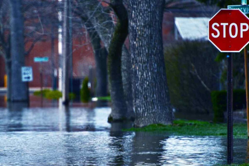 strada allagata da fiume esondato