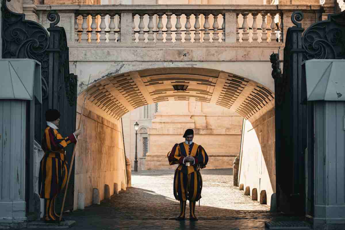 guardia svizzera a controllo di un ingresso vaticano