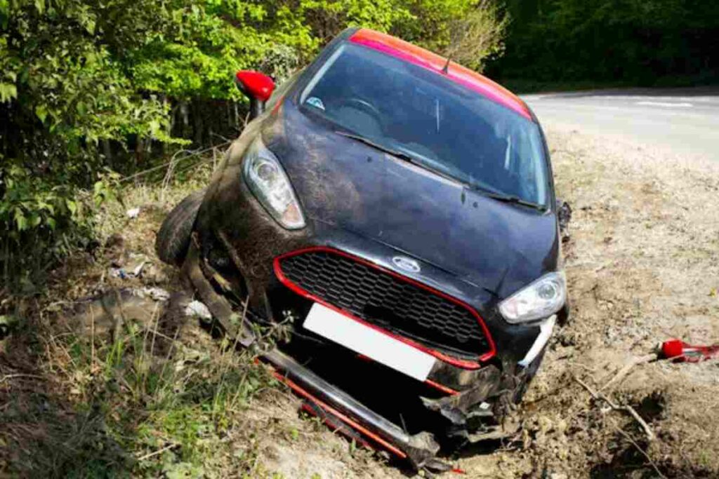 macchina fuori strada per un incidente