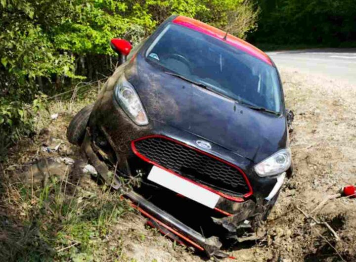 macchina fuori strada per un incidente