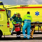 Infermieri di pronto soccorso scesi dall'ambulanza