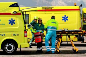 Infermieri di pronto soccorso scesi dall'ambulanza