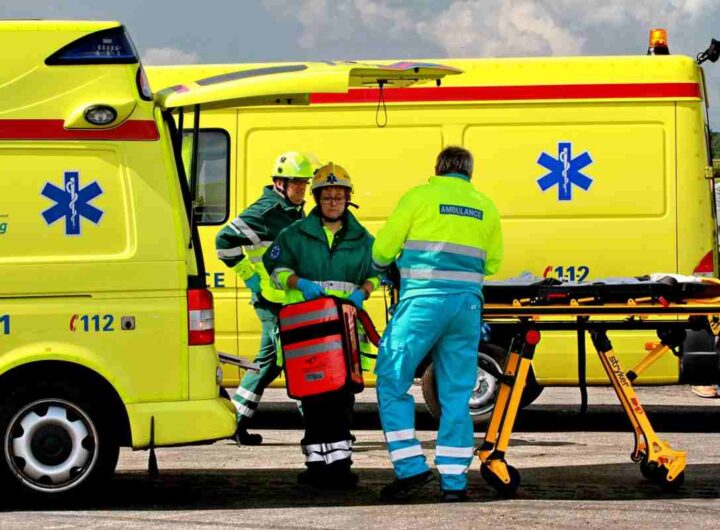 Infermieri di pronto soccorso scesi dall'ambulanza