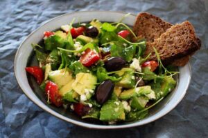 insalata mista con pomodori e olive