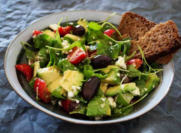 insalata mista con pomodori e olive