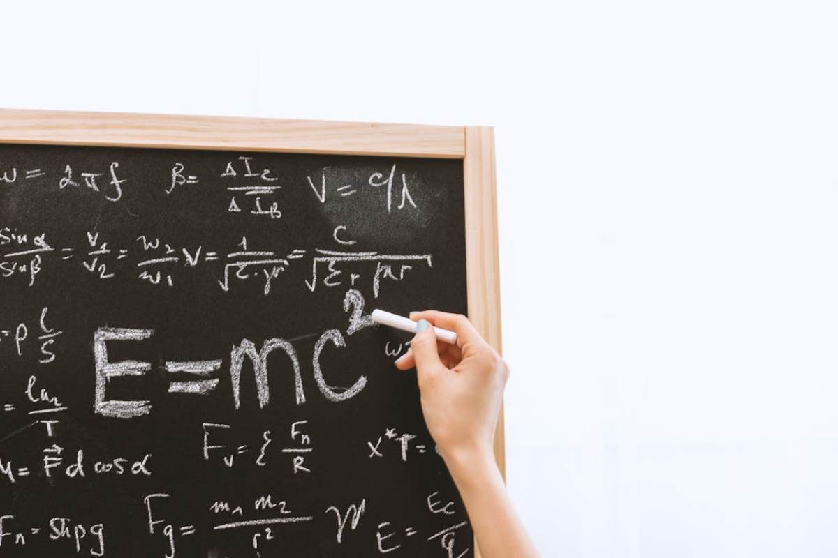 lavagna con formule di fisica