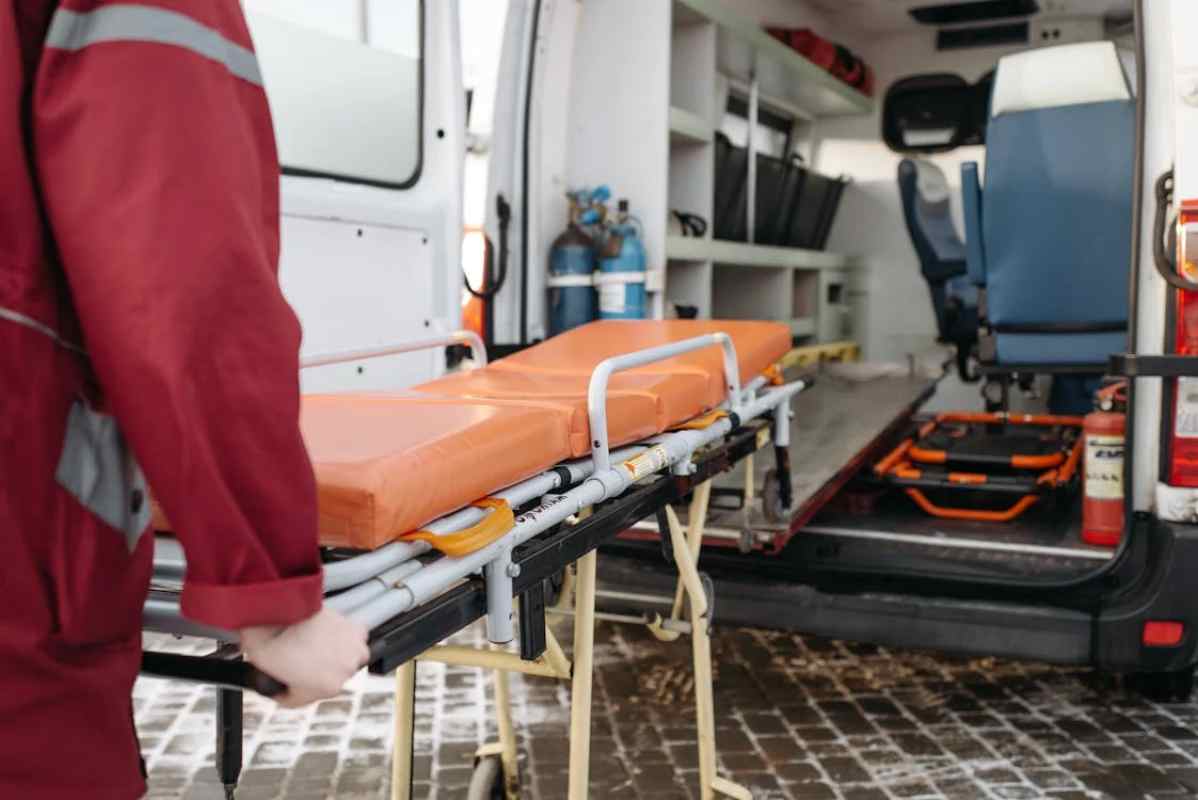 ambulanza con portellone aperto e lettiga