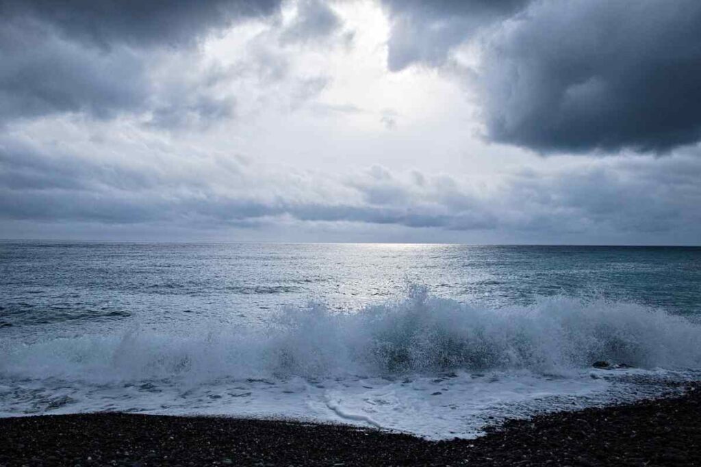 mare in tempesta con onde