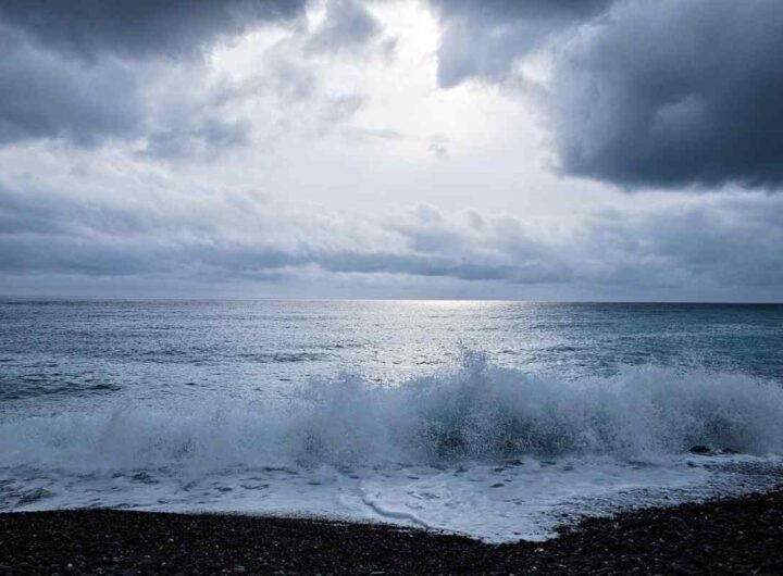 mare in tempesta con onde