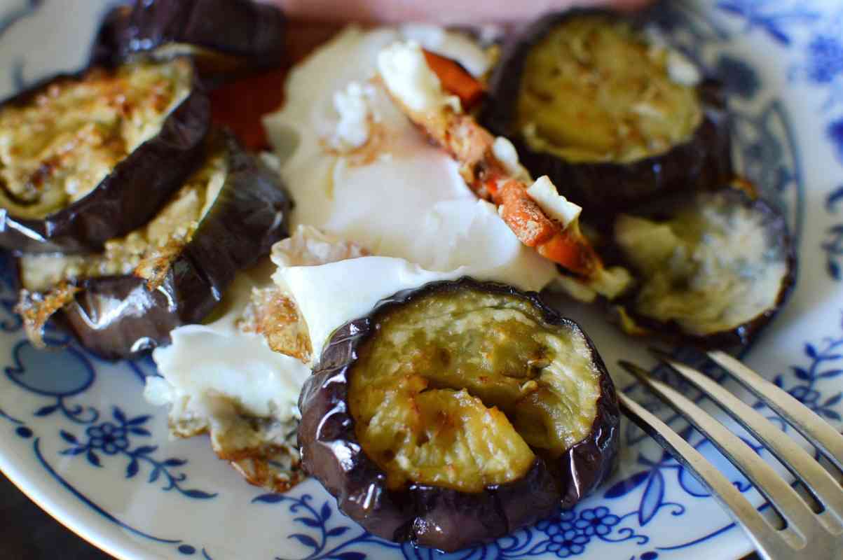 melanzane condite con formaggio in un piatto