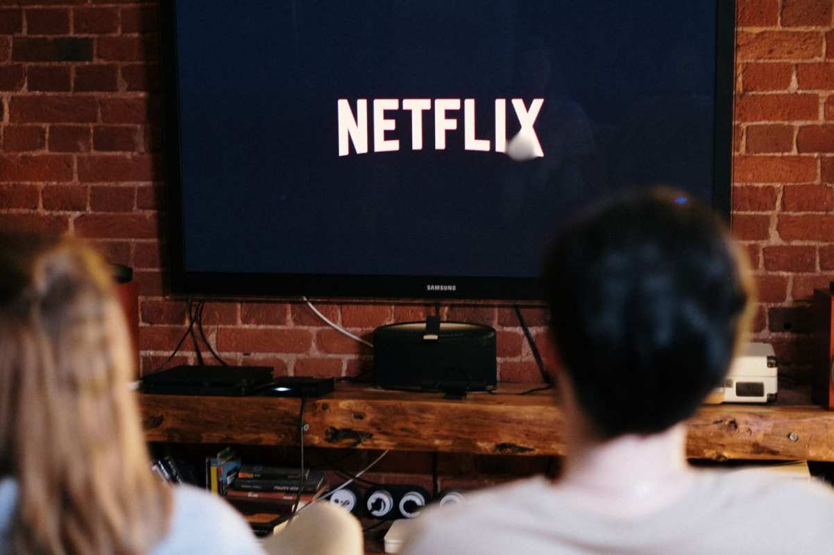 persone davanti alla tv che guardano netflix