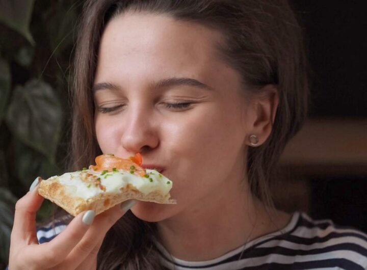 ragazza che mangia una pizza di gusto