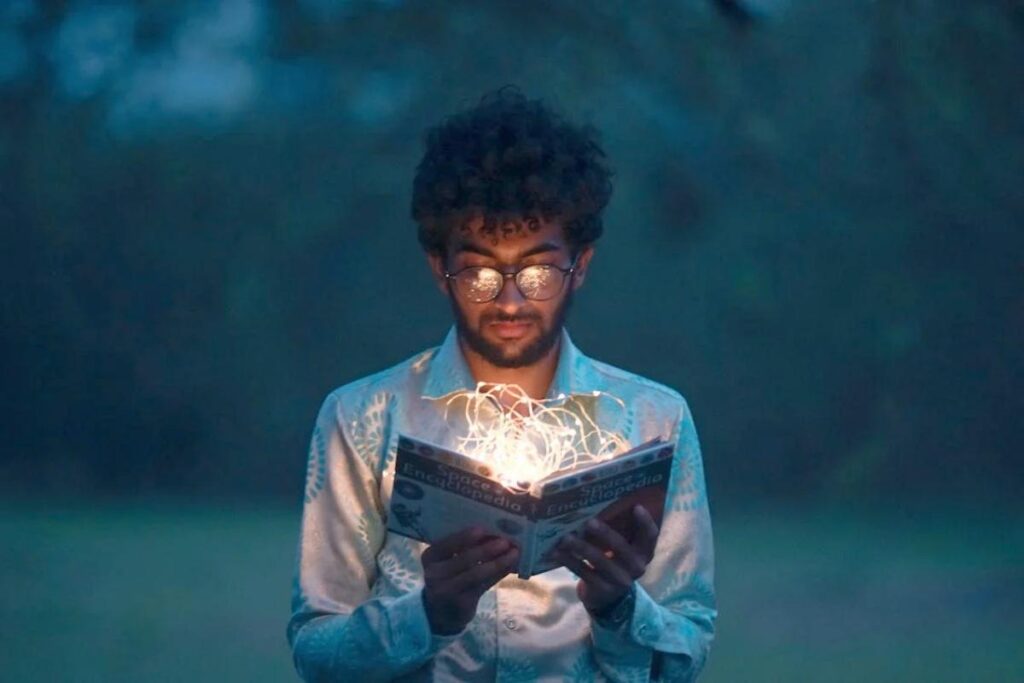 persona con libro aperto in mano