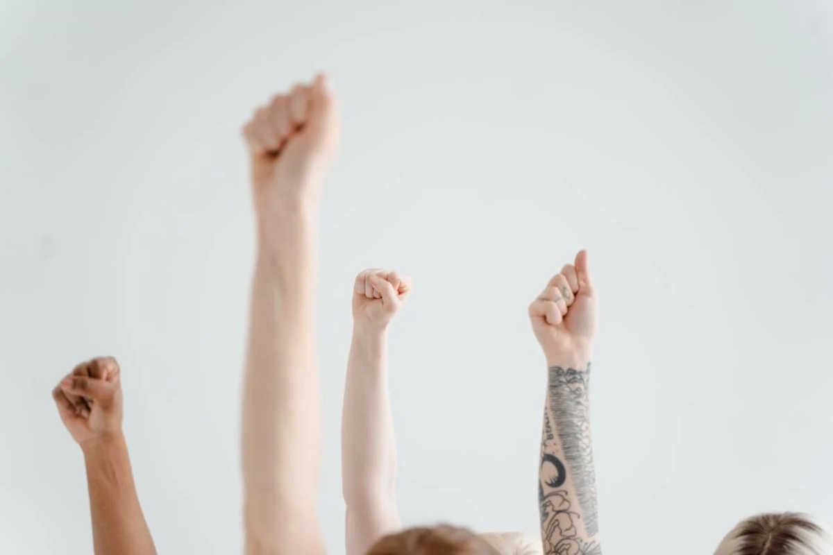 persone in protesta con braccio alzato