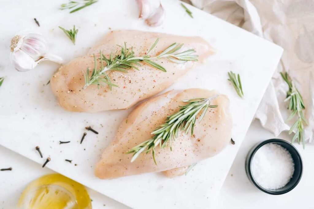 petto di pollo crudo in piatto