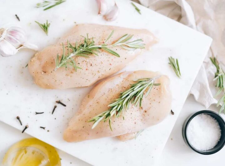 petto di pollo crudo in piatto