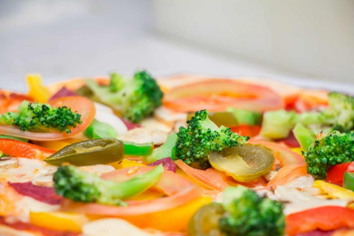 pizza con verdure e pomodori