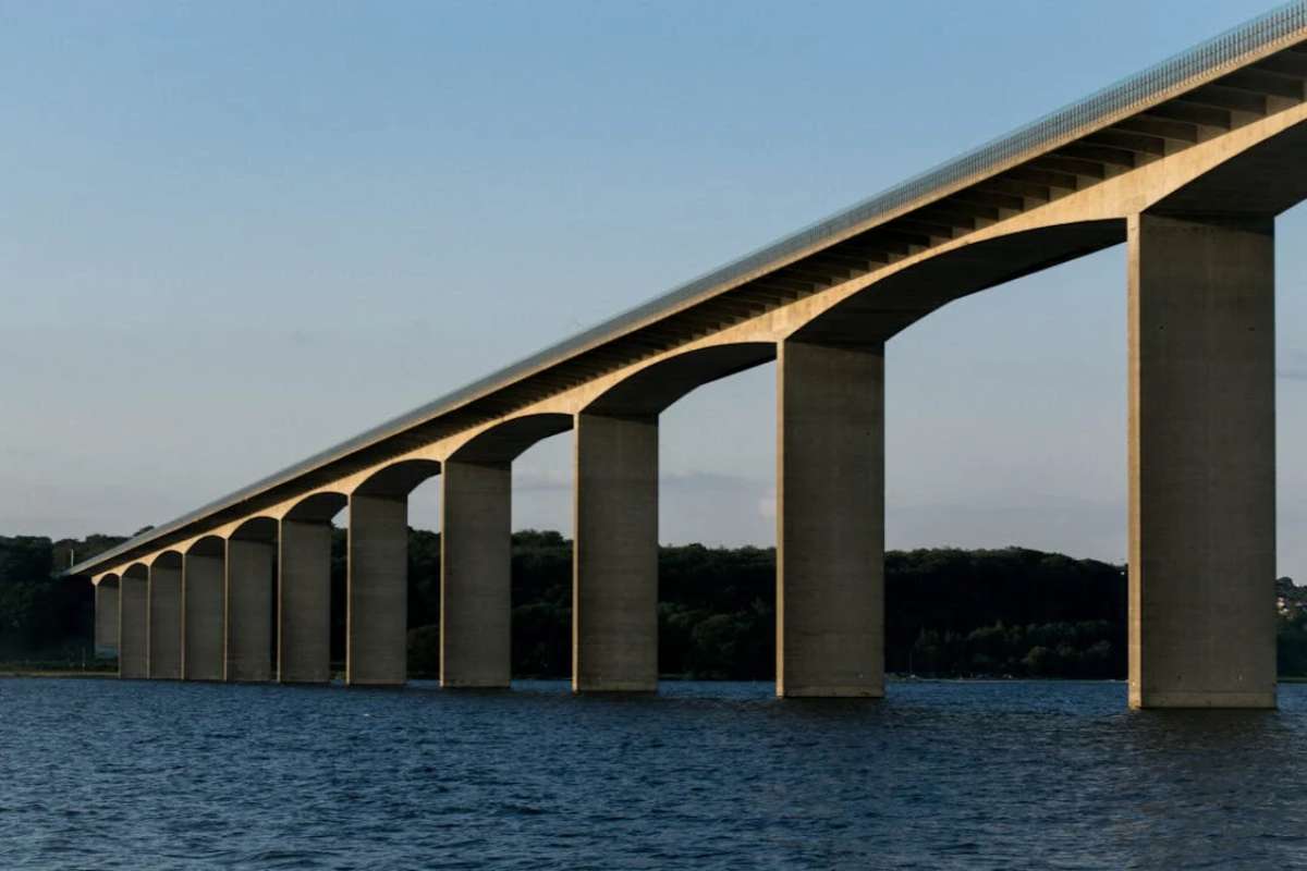 ponte poggiato sul fiume