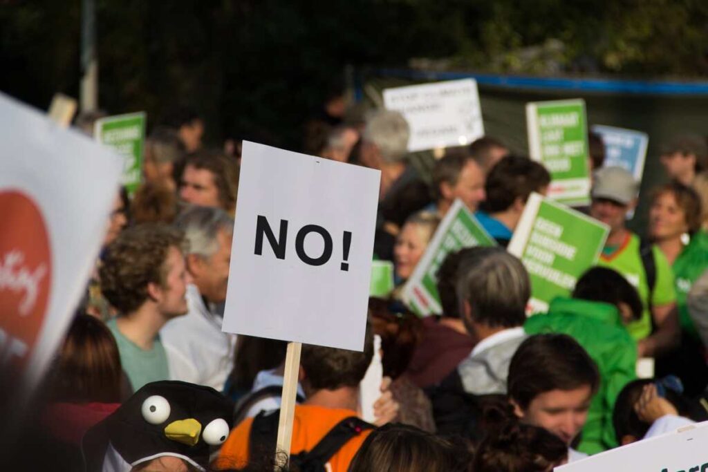 protesta degli operai contro una vendita