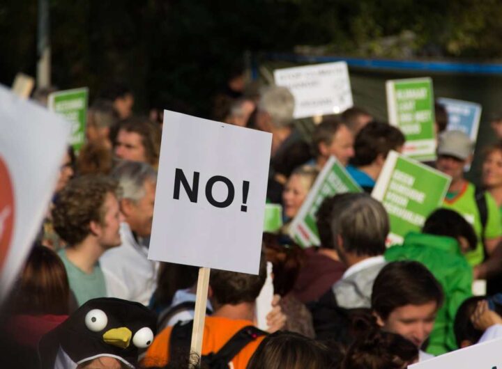 protesta degli operai contro una vendita