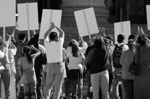 studenti che protestano con cartelli