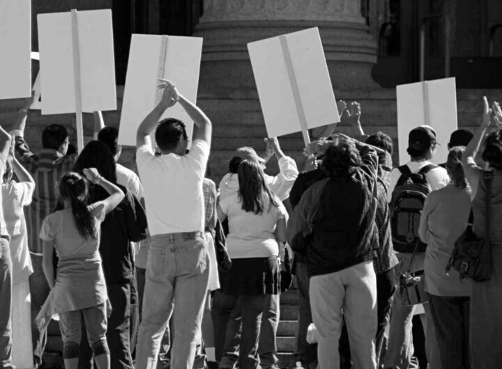 studenti che protestano con cartelli