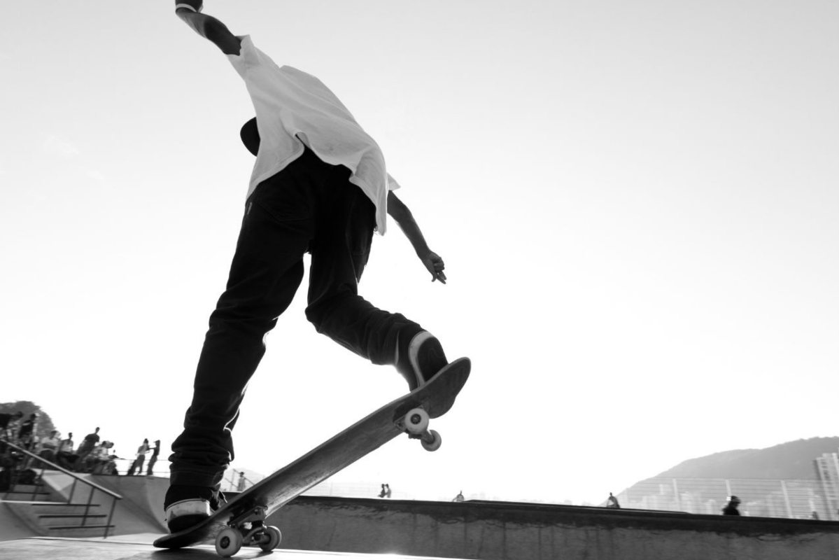 ragazzo che fa acrobazia con lo skateboard