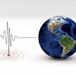 sismografo con accanto il globo terrestre