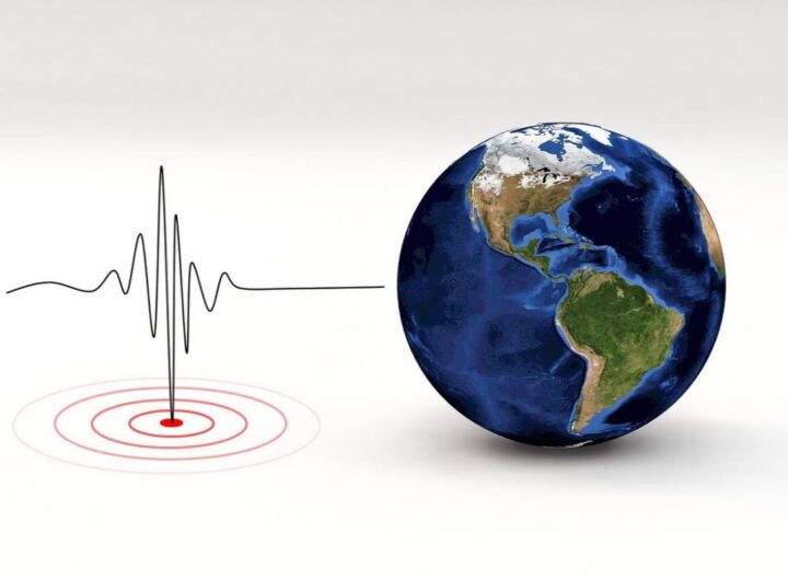 sismografo con accanto il globo terrestre